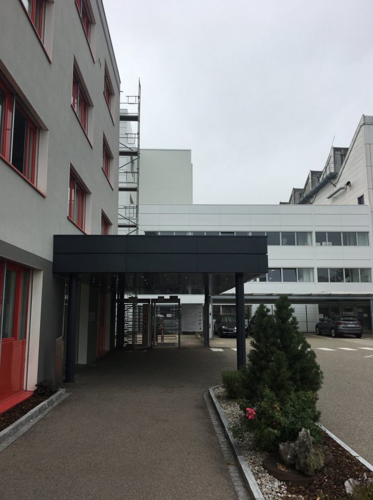 Auvent métallique thermolaqué