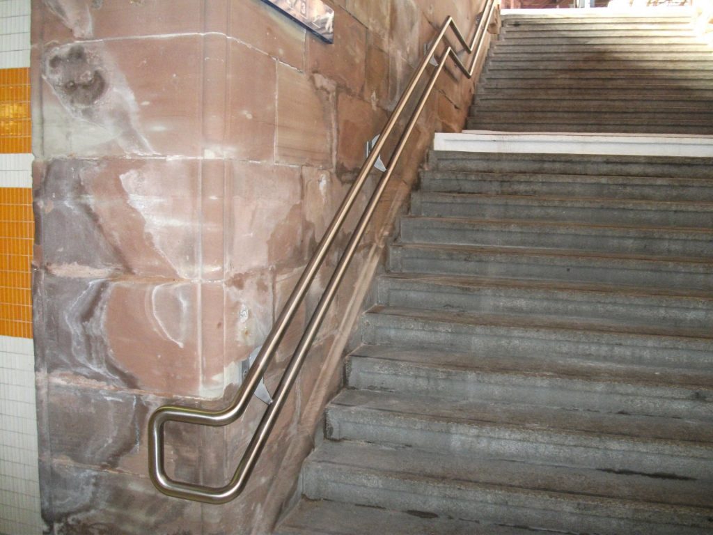 Main courante en inox aux normes PMR